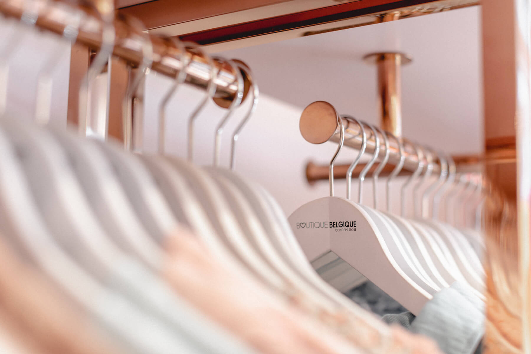 Nahaufnahme eines Kleiderbügels mit dem Schriftzug Boutique Belgique Concept Store